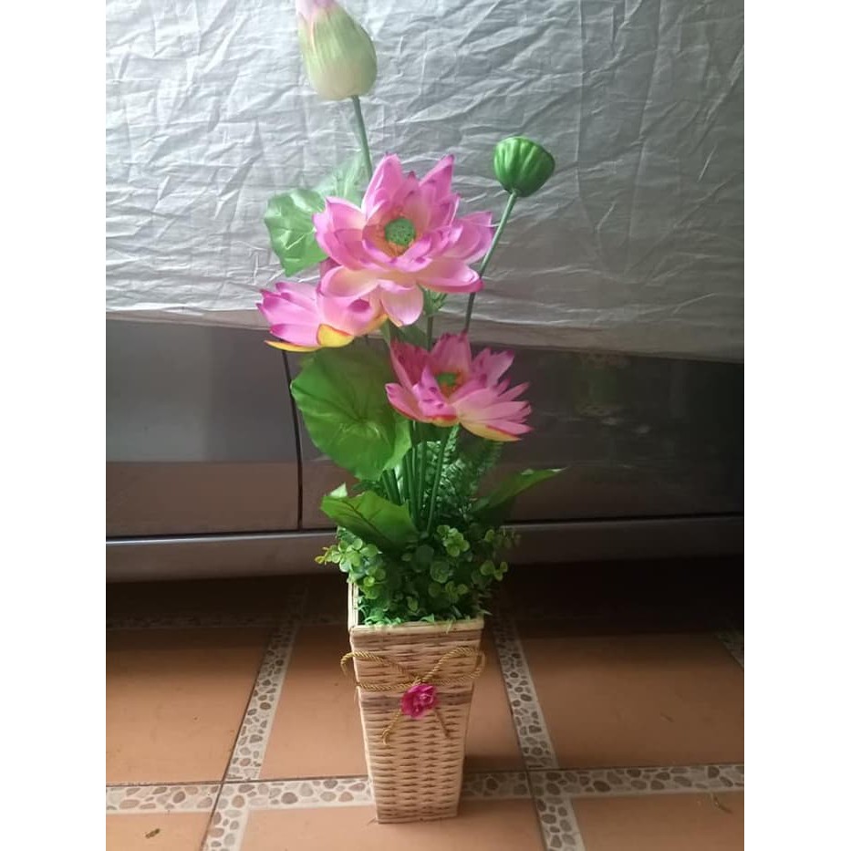 PROMO ARTIFICIAL BUNGA TERATAI DENGAN VAS ROTAN ANYAM KOTAK BERKUALITAS
