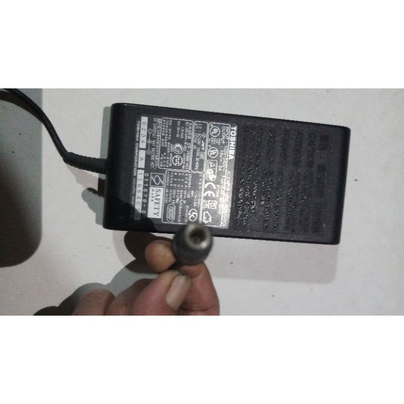 adaptor laptop toshiba A105