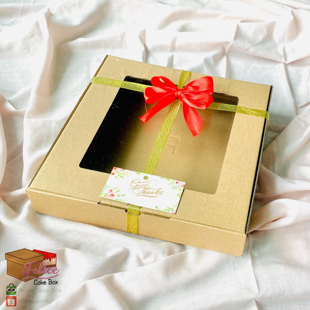 

Kode : BMP431 PAKET HARDBOX MIKA + PITA EMAS SILVER 1/2 INCH + PITA KADO PENDEK + GIFT CARD / PAKET BOX HAMPERS / PAKET PACKAGING HAMPERS / PAKET LENGKAP GIFT BOX