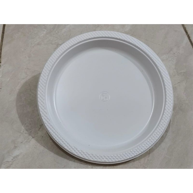 piring plastik besar putih susu
