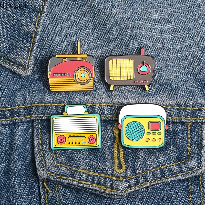 Bros Pin Enamel Bentuk Radio Kartun 80 's Old-school Music Player Bahan Metal Gaya Retro Untuk Hadiah