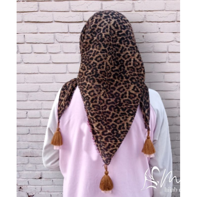 segi empat plisket tassel motif macan leopard