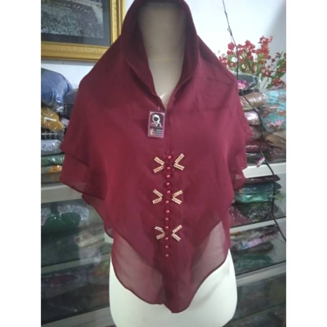 Aulia hijab bhn ceruty,ada aksen manik2 di dada,