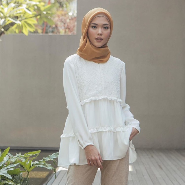 (Booked) LANA BLOUSE WHITE WEARING KLAMBY