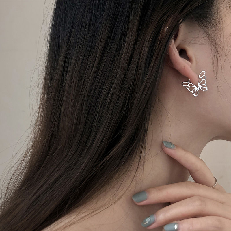 Anting Stud Bentuk Kupu-Kupu Model Hollow Out Bahan Alloy Warna Silver Untuk Wanita