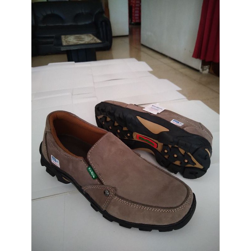 Sepatu  Casual Kickers Pria 07