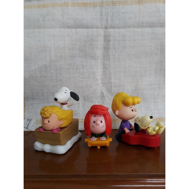 

Peanut Charlie brown Snoopy peanuts set 3pc Happy meal
