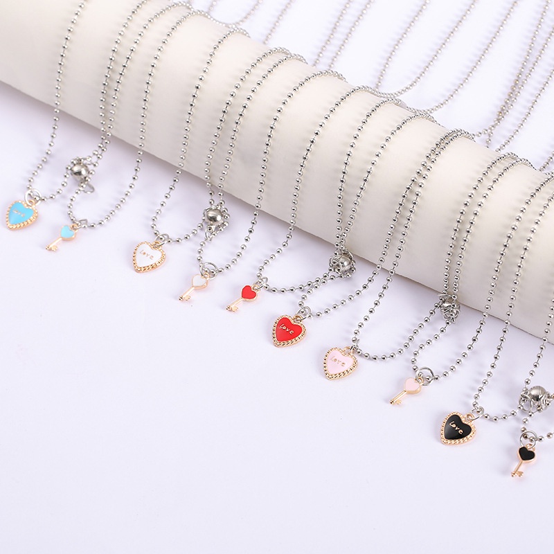 Set Kalung Magnetik Desain Hati Kunci Dan Huruf Warna Hitam Dan Putih Untuk Pasangan