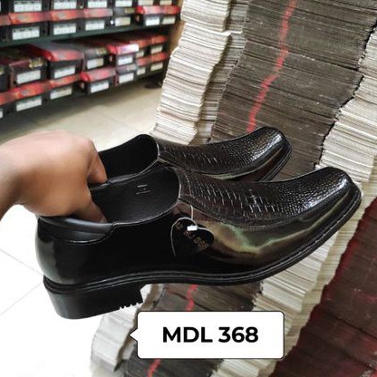 Sepatu kulit pria pantofel kantor sepatu kerja formal tampil lebih keren