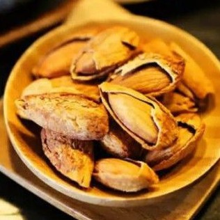 

Kacang Almond