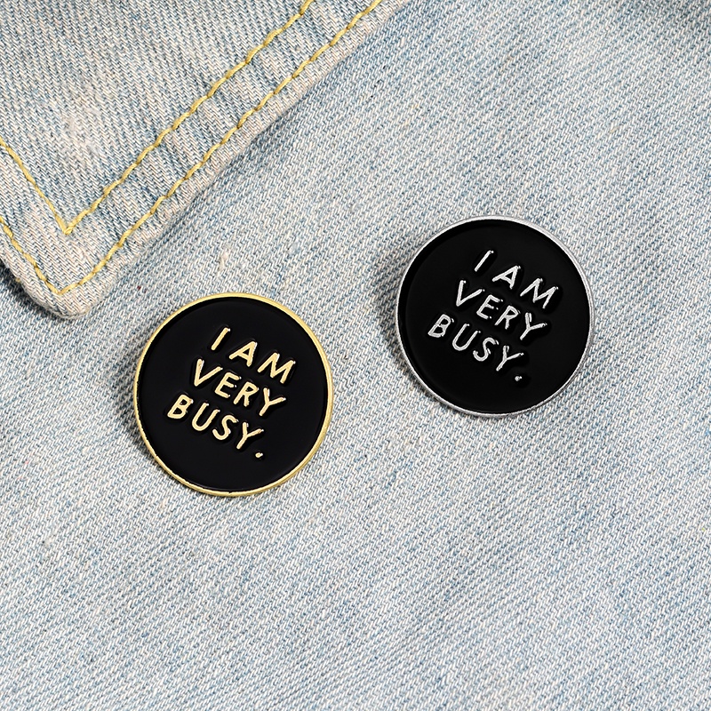 Bros Pin Enamel Desain I AM VERY BUSY Bentuk Bulat Warna Hitam Untuk Hadiah