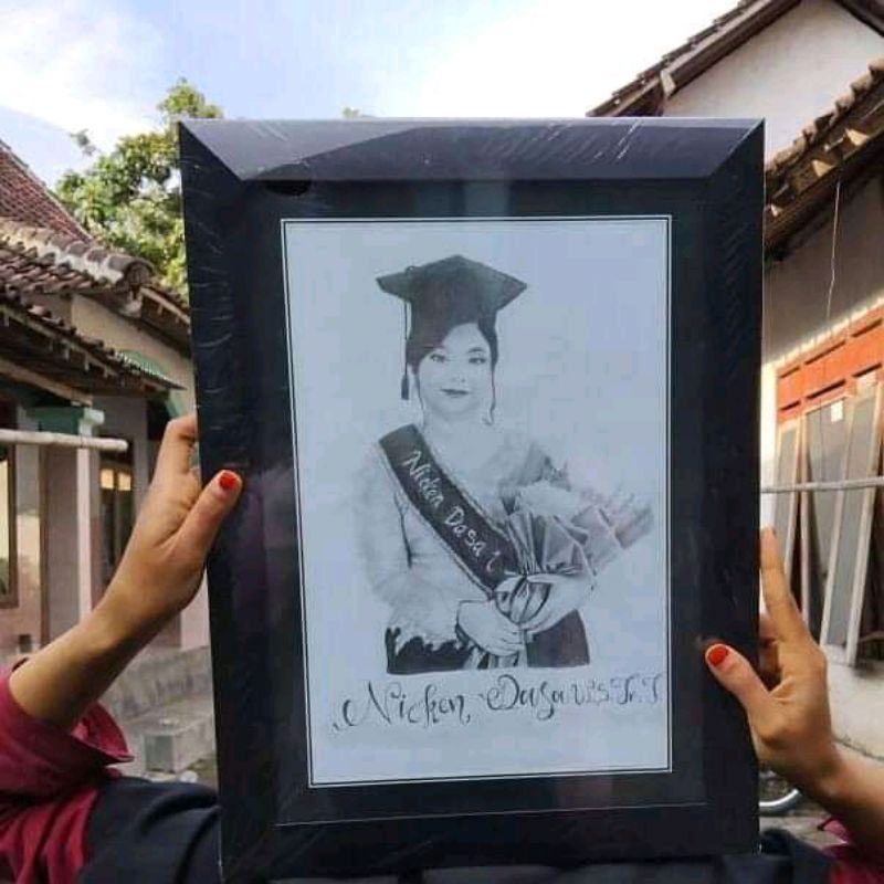 

hadiah atau kado lukis wajah hitam putih ukuran 10R plus bingkai