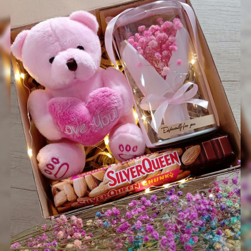 Kado unik pacar cewek cowok hadiah ultah coklat Silverqueen Chunky bar besar anniv sempro wisuda tunangan pasangan ibu ayah hari guru hampers pink hadiah ulang tahun anniversary tembilahan Pekanbaru Riau Sumatera buket bunga gift box birthday surprise