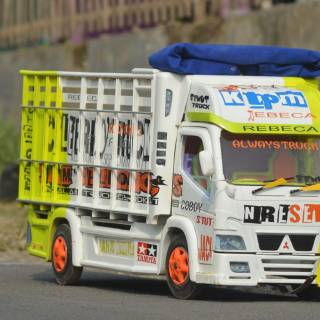 Miniatur truk full fariasi bisa oleng truck siap kontes 