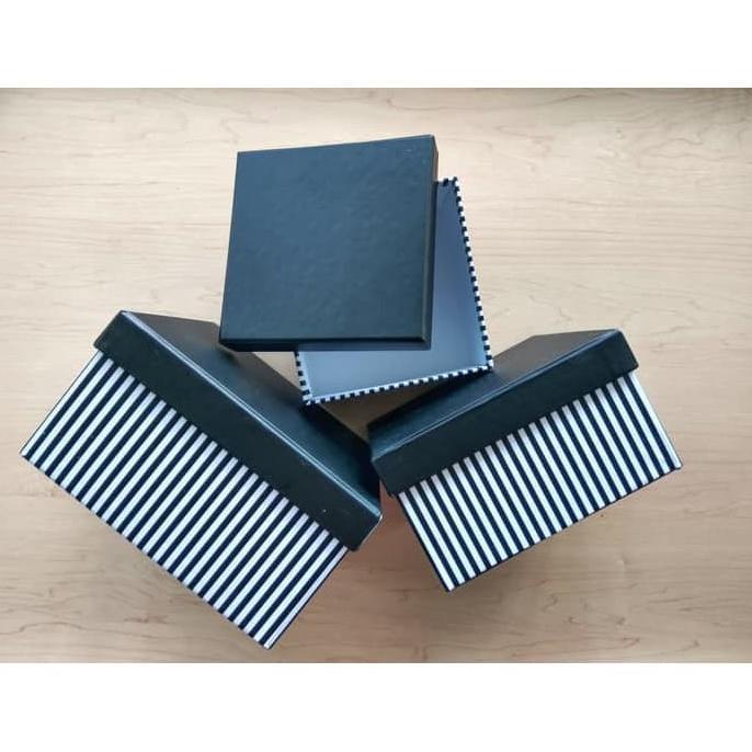 

[COD] Kotak Kado / Kotak Hadiah / Gift Box Jumbo Type B Garis Hitam [COD]