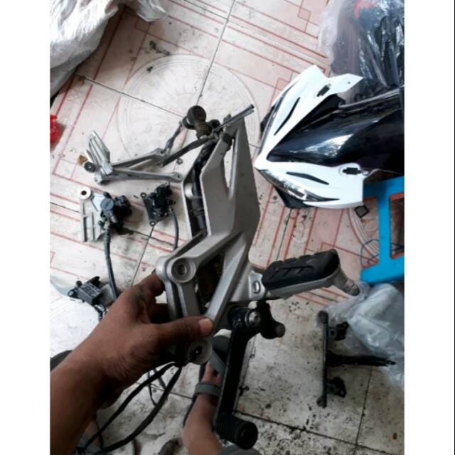 FootStep Depan Komplit New CBR 150r Facelift Original Copotan Motor