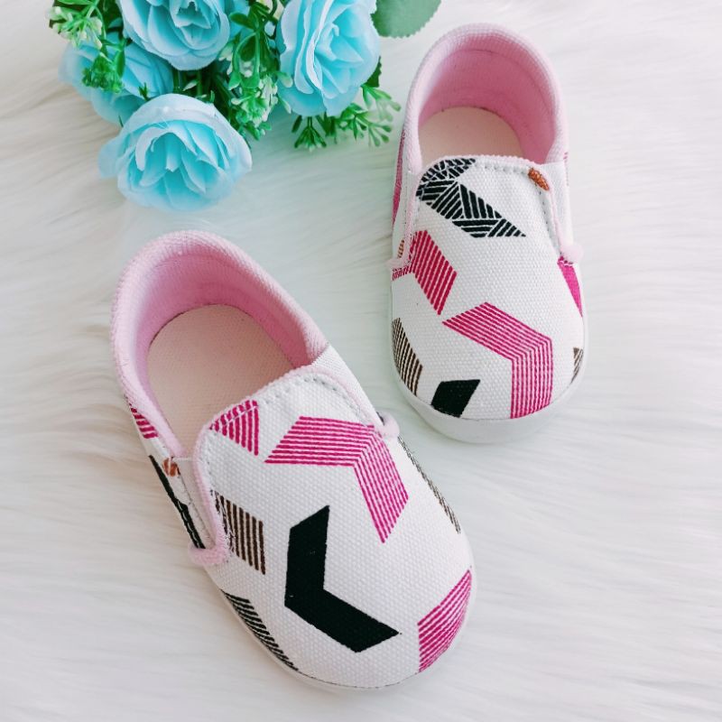 sepatu anak perempuan slip-on Arrow murah