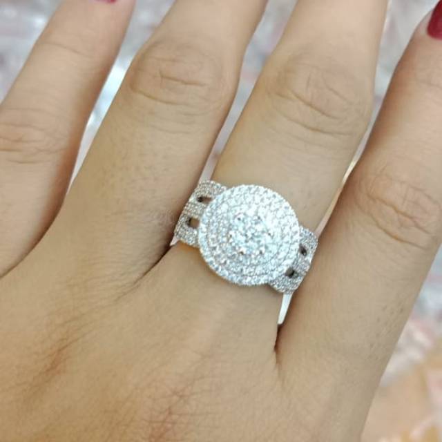 Cincin replika berlian