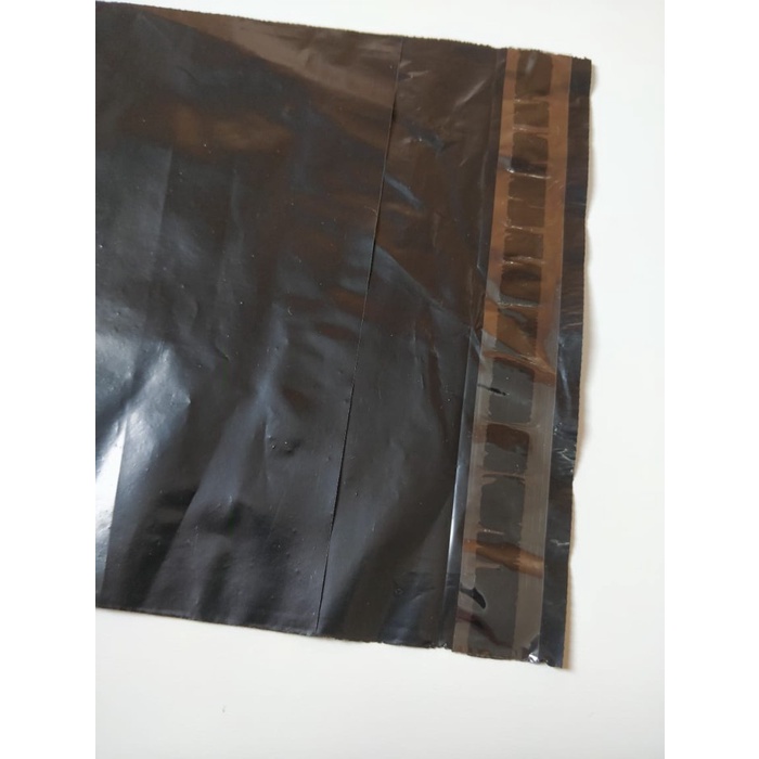 

MENYURAT-SURAT- PLASTIK POLYMAILER SEMI GLOSSY BLACK HITAM 20X30CM -SURAT-MENYURAT.