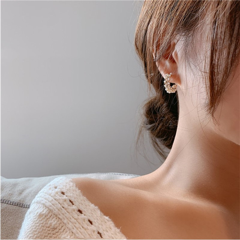 Anting Stud S925 Silver Needle Bentuk Setengah Lingkaran Geometris Aksen Mutiara Untuk Wanita
