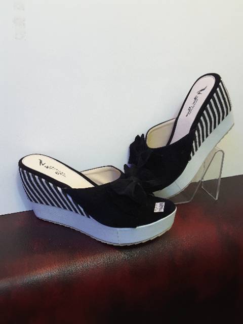 Wedges DV115 HITAM (REALPICT GESER)