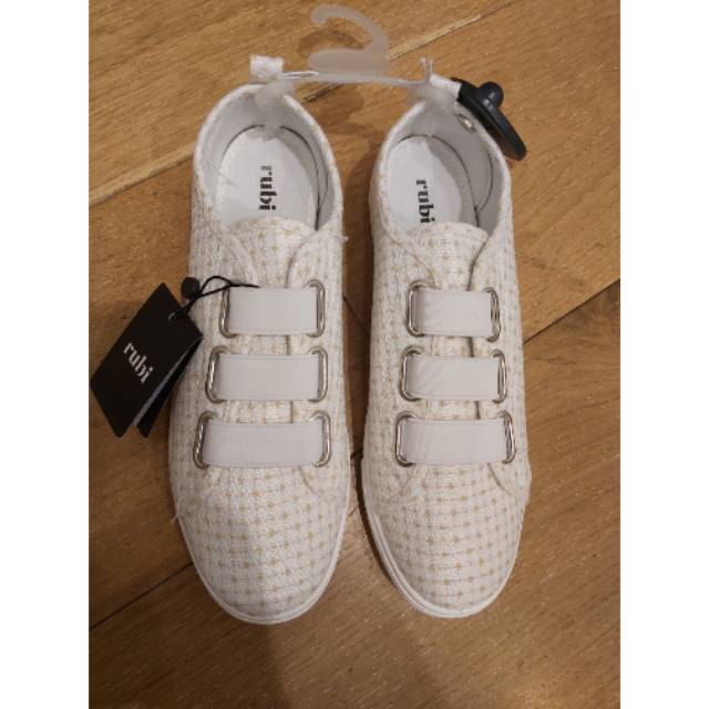 SEPATU WANITA SLIP ON RUBI OLSEN WHITE STONE SPOT SEPATU WANITA SLIP ON RUBI OLSEN WHITE STONE SPOT