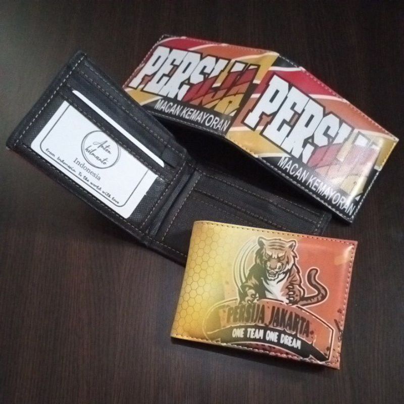 dompet Persija Jakarta model lipat biasa bahan kulit sintetis lokal LAX motif cetak club sepak bola Persija Jakarta #dompet #dompetanak #dompetremaja #dompetbola #dompetlipat #dompetkeren