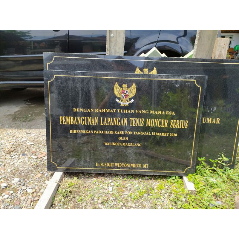 prasasti lempengan granit