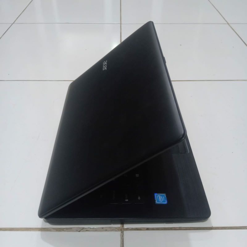 Laptop Acer One Z1402 intel Celeron N2957U Ram 4GB/500GB Windows 10 Layar 14 inch siap pakai Mulus