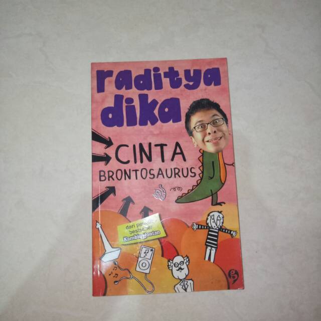 Raditya Dika menulis buku Menanti Cinta yang Sejati