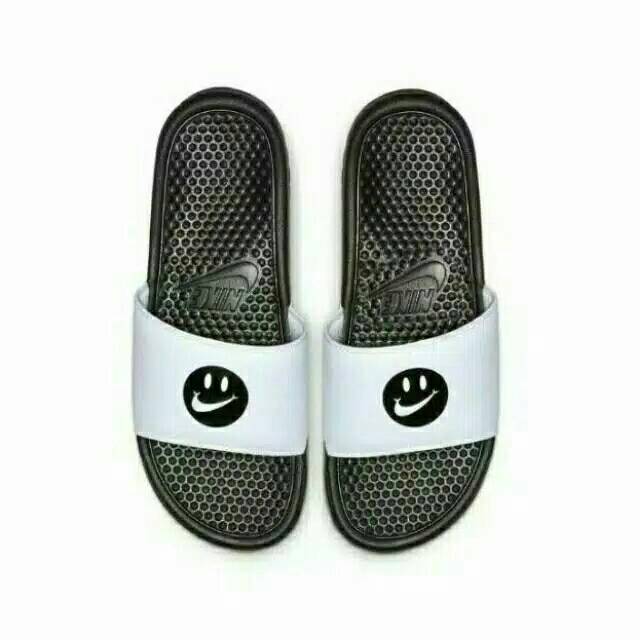 [[ BISA COD ]] ORIGINAL NIKE BENASSI SMILEY ORIGINALS Sandal Sendal Nike Original Ori
