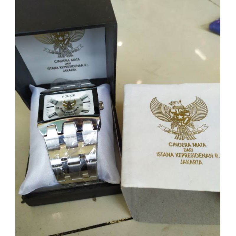 JAM TANGANA ISTANA PRESIDEN RI