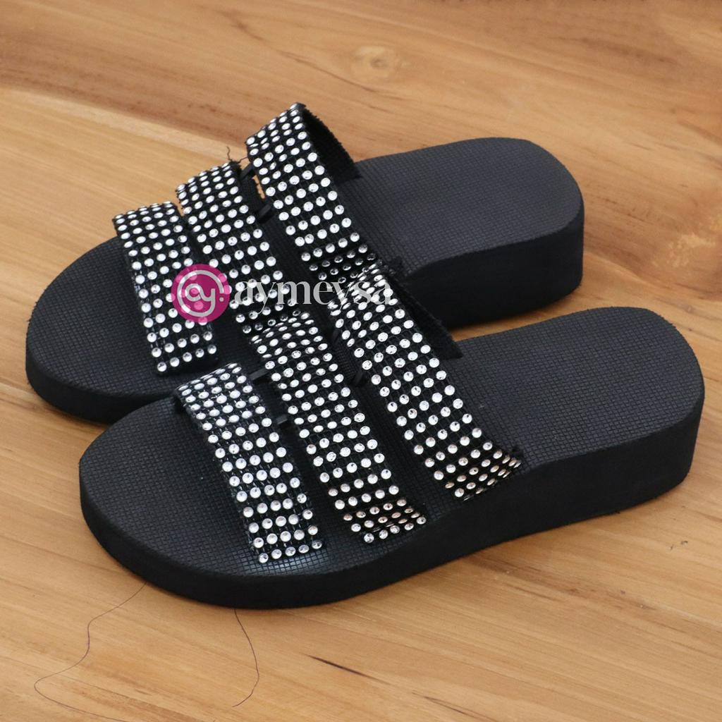 PEONY Sandal Wedges Slop Wanita Terbaru Warna Hitam dengan Manik-Manik tinggi 4cm anti slip Sendal Selop Terbaru 2023