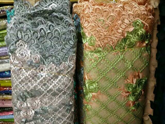 Tile jaring motif bunga