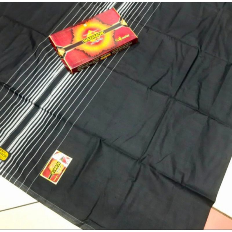 Sarung Wadimor Hitam Tumpal/Hitam Garis