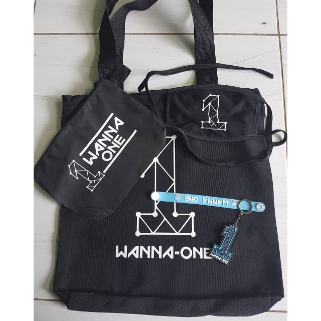 Wanna one paket isi 5 item kpop tas pencas3 gelang keychain masker totebag