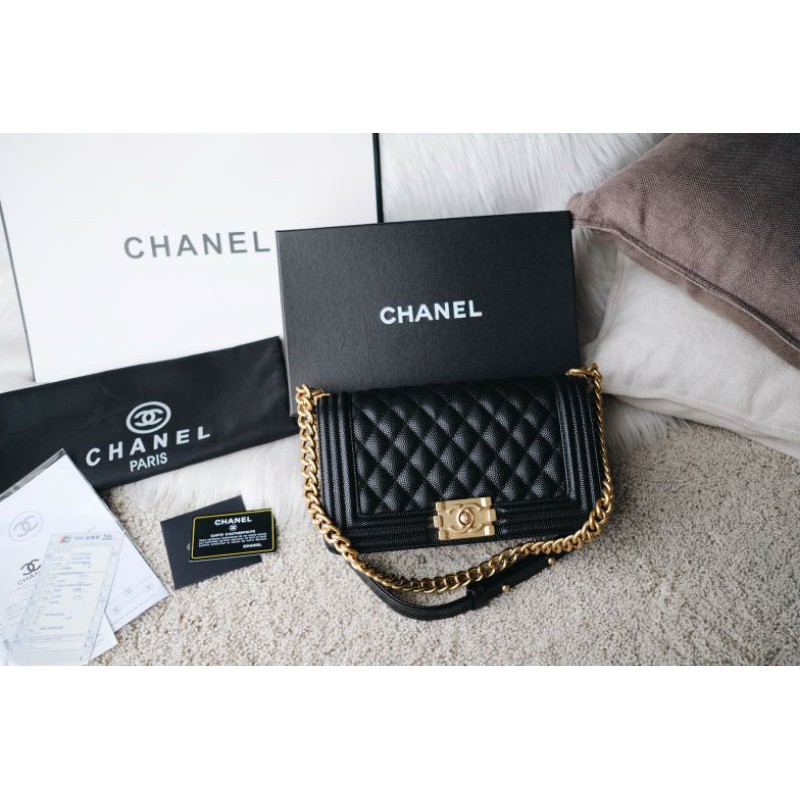 Chanel Boy Classic Caviar Flap Bag with Box + Dustbag + Receipt + Certificate / Semi Premium Authentic Mirror 1:1 AAA / Bahan : Kulit Calfskin, Premium GHW, full emboss logo &amp; serial code / Uk : 25 x 8 x 13cm