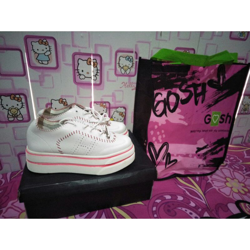 SEPATU GOSH