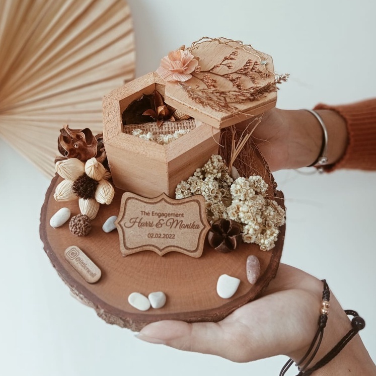 

Ring Bearer Hexa Wood Rustic
