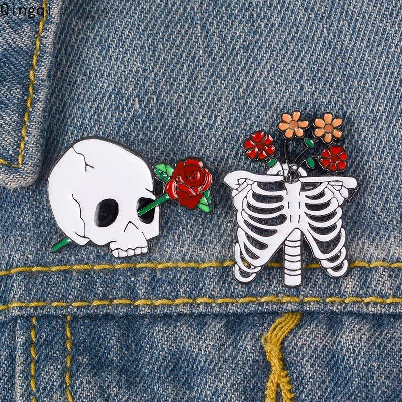 Bros Pin Enamel Bentuk Tengkorak Putih Dengan Bunga Gaya Gothic Untuk Hadiah