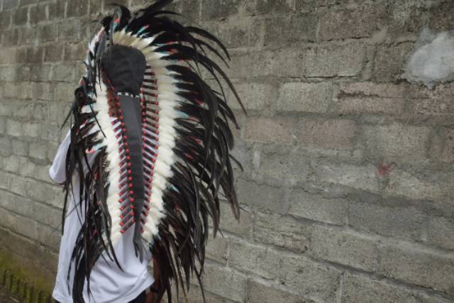 TOPI INDIAN-INDIAN HEADDRESS DOUBLE FEATHER MEDIUM AYAM MONTE  BELANDA