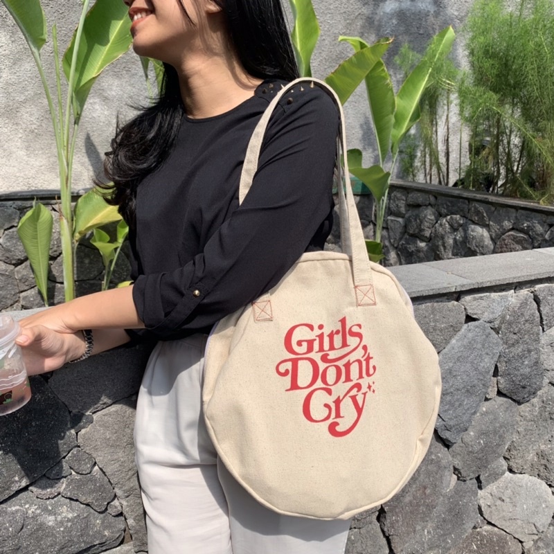 Girls don’t cry Circle Totebag | Whatinside.ltde
