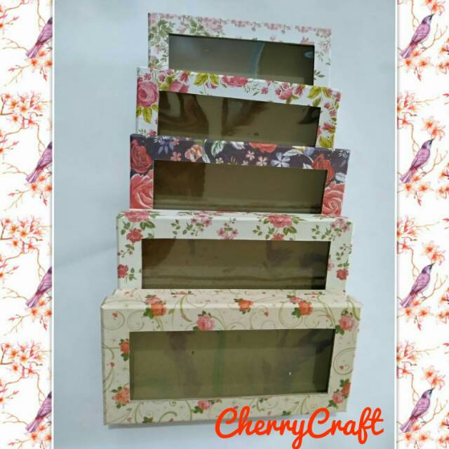 

Kotak Kado Shabby motif bunga ukuran 20x7x3 cm tutup mika