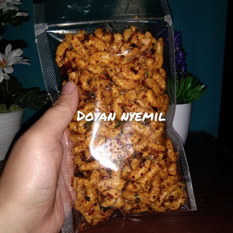 

Makaroni Kriuk Pedas Daun jeruk Jajanan Bandung Pedas Gurih Enak