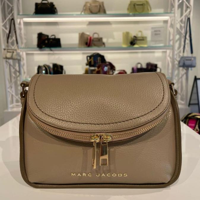 TAS WANITA MJ THE GROOVE MINI MESSENGER KOMBU GREIGE BR KU6163MH3