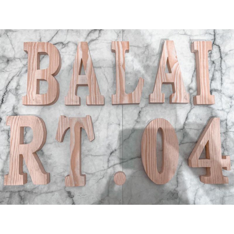 Angka atau Huruf Sesuai pilihan dari kayu yg masih mentah tinggi 8,5cm dan 13,5 cm