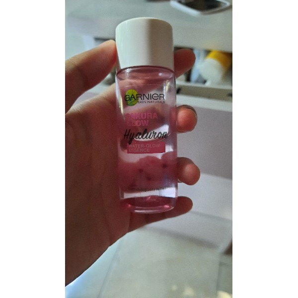 Garnier Sakura Glow Hyaluron Water Glow Essence