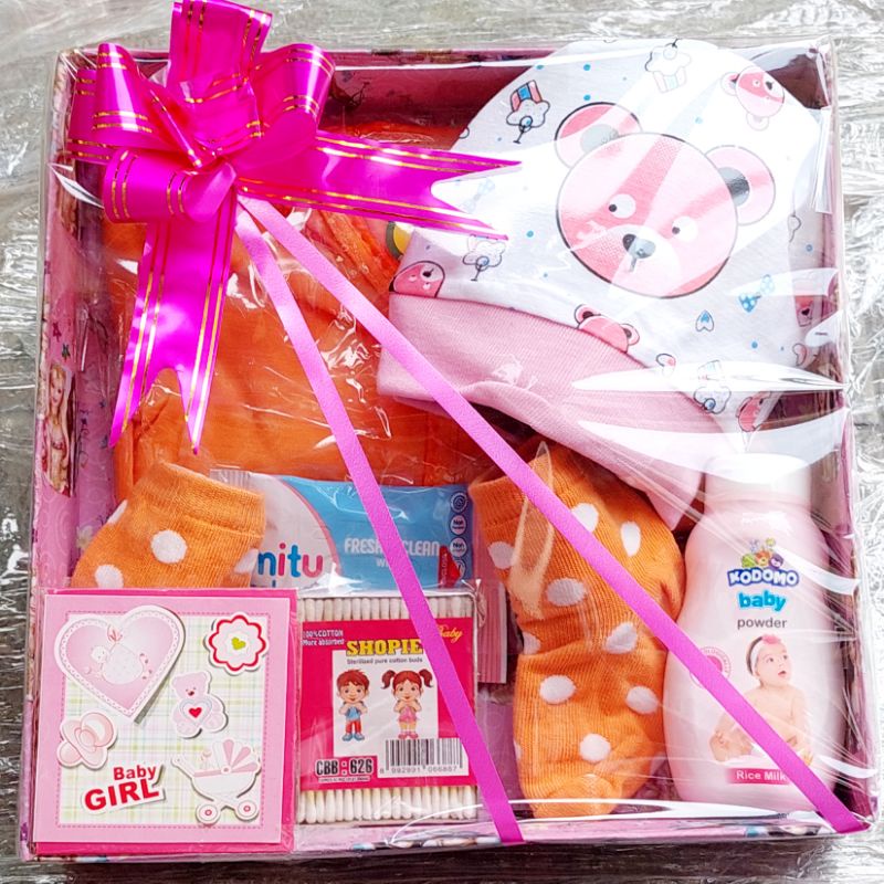 Hampers Set Kado Bayi Topi Baju Bedak kaus Kaki Tisu dan Cotton buds