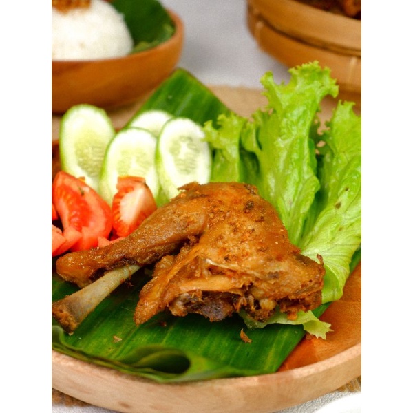 

AYAM UNGKEP BUMBU KUNING 6 POTONG DENGAN SAMBAL BAWANG