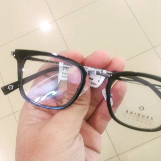 Kacamata gaya bridges